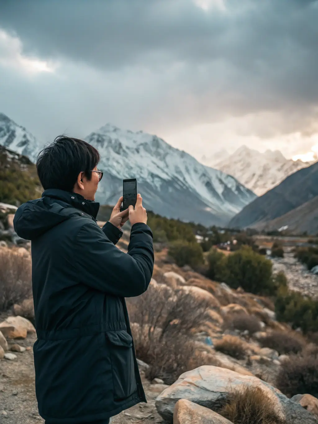 A traveler video calling family from a remote location in Patagonia, demonstrating the reliable connectivity of recargas-sim.online eSIMs in remote areas.